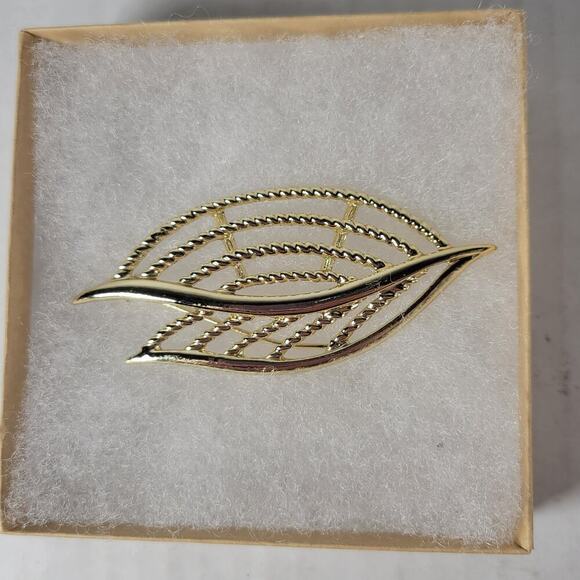 Gold Tone Leaves Classic Openwork Retro Feminine Floral Brooch - Picture 1 of 3